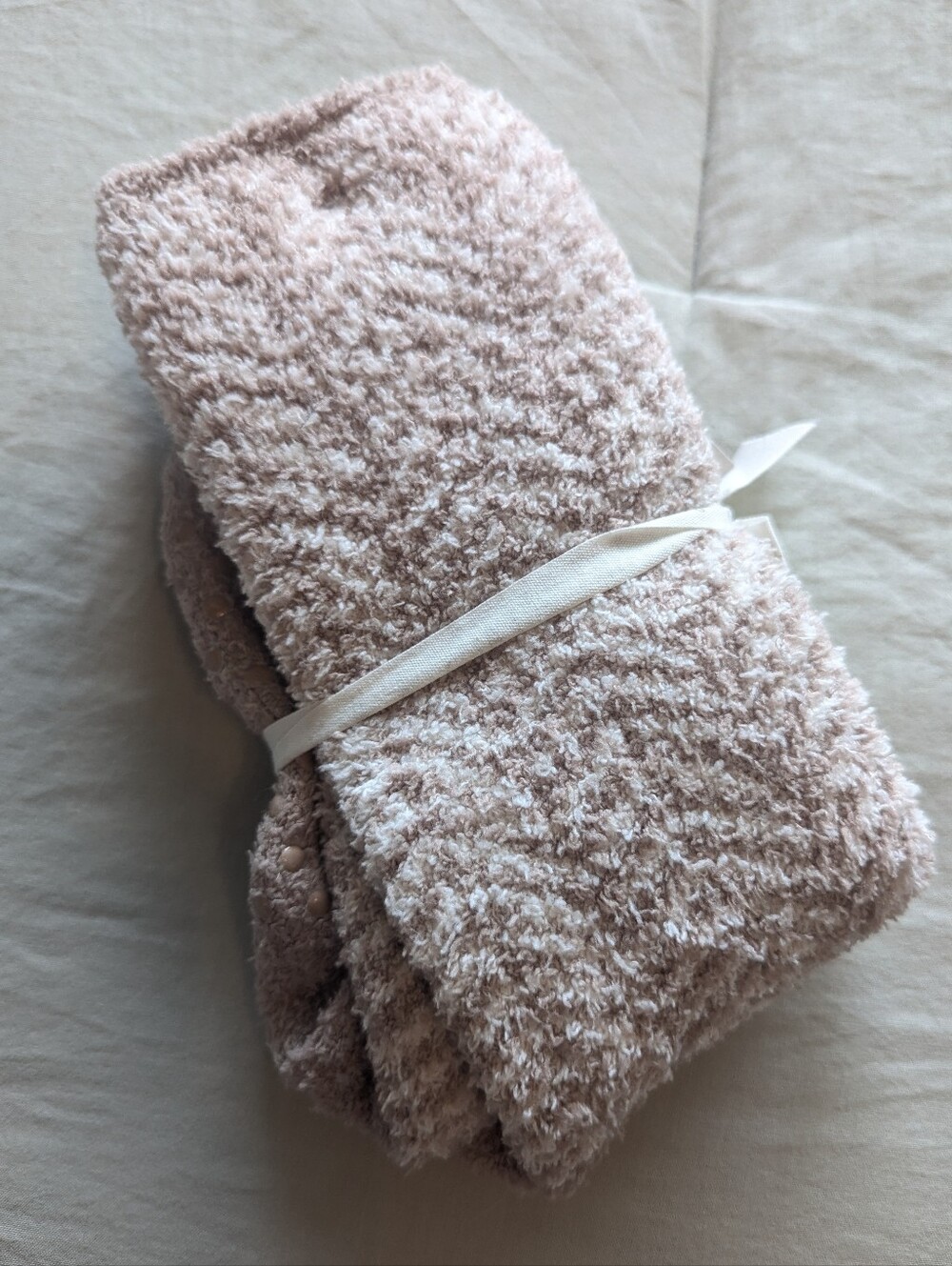 Barefoot Dreams Cozy Chic Tan Herringbone Socks NWT - Picture 3 of 5